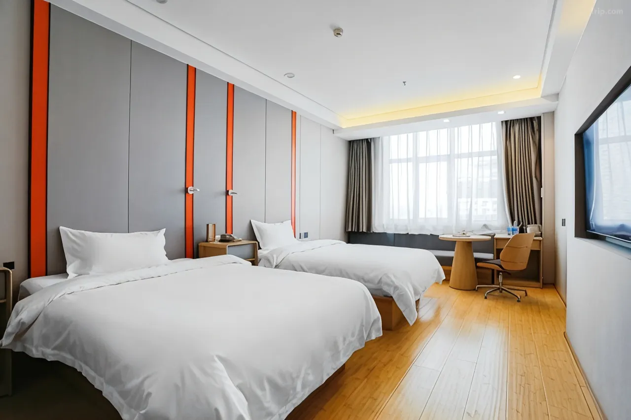 Hualong Hotel (Mudanjiang High-speed Railway Station Pedestrian Street)